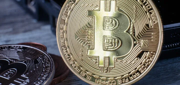 Bitcoin cai e opera abaixo dos US$ 70 mil com risk-off crescente