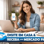 Mulher trabalhando como digitador home office com notebook e celular recebendo pelo Mercado Pago