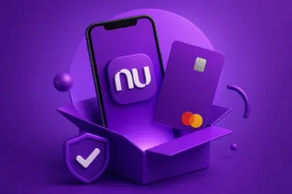 Ilustração de aplicativo bancário digital com smartphone e cartão roxo representando abertura de conta online